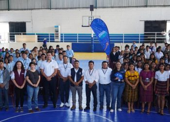 Más de 250 estudiantes asisten a gira Becas por Nuestro Futuro en Baja Verapaz