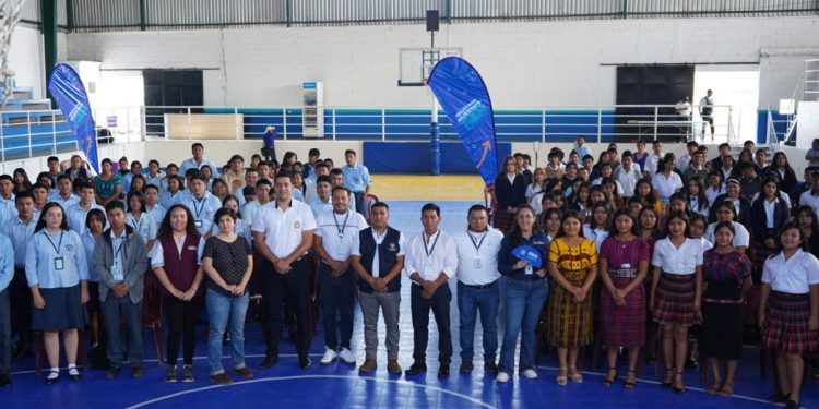 Más de 250 estudiantes asisten a gira Becas por Nuestro Futuro en Baja Verapaz