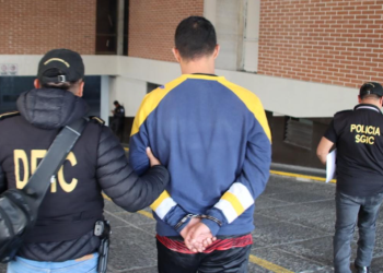 Detienen a taxistas pirata por una serie de delitos. / Foto: PNC.