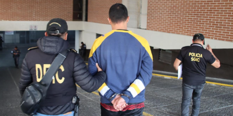 Detienen a taxistas pirata por una serie de delitos. / Foto: PNC.