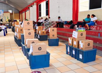 Entregan equipo de cómputo en centros educativos de zonas rurales de Petén