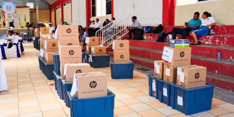 Entregan equipo de cómputo en centros educativos de zonas rurales de Petén