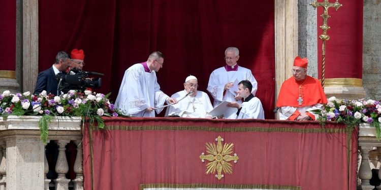 El papa Francisco en su bendición "Urbi et Orbi" en el Domingo de Pascua del Año de Gracia 2025. / Foto: Vatican News.