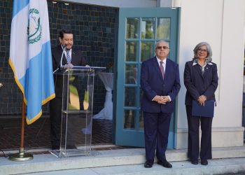 Canciller Martínez junto a la representante permanente de Guatemala ante la OEA. / Foto: Minex.