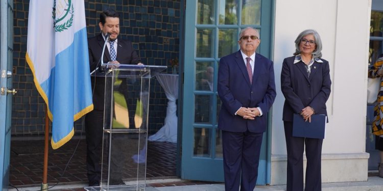 Canciller Martínez junto a la representante permanente de Guatemala ante la OEA. / Foto: Minex.