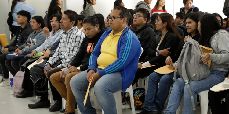Personas de todas las edades, condiciones y experiencias asisten a la Feria de Empleo en Ciudad de Guatemala. /Foto: Alex Jacinto.
