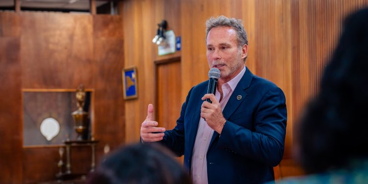 Harris Whitbeck: “Quien viene a Guatemala regresa cambiado a su casa”