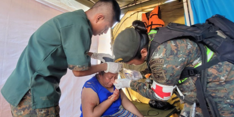 Como parte de las acciones del Sinaprese, Brigada de Operaciones para Montaña del Ejército de Guatemala brinda asistencia médica. / Foto: Ejército