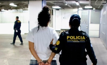 Jenifer “N”, de 23 años, señalada como miembro activo de la estructura criminal autodenominada las usurpadoras. / Foto: PNC