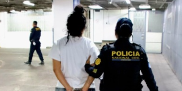 Jenifer “N”, de 23 años, señalada como miembro activo de la estructura criminal autodenominada las usurpadoras. / Foto: PNC