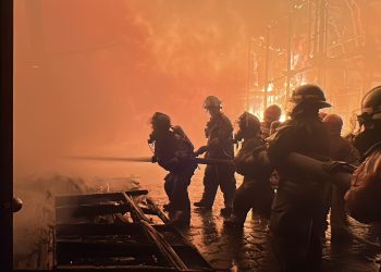 Personal de los cuerpos de bomberos Voluntarios y Municipales sofocan incendio en el bulevar Los Próceres, zona 10.