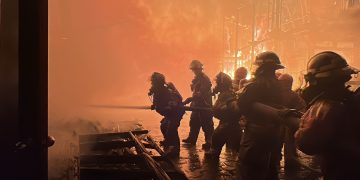 Personal de los cuerpos de bomberos Voluntarios y Municipales sofocan incendio en el bulevar Los Próceres, zona 10.