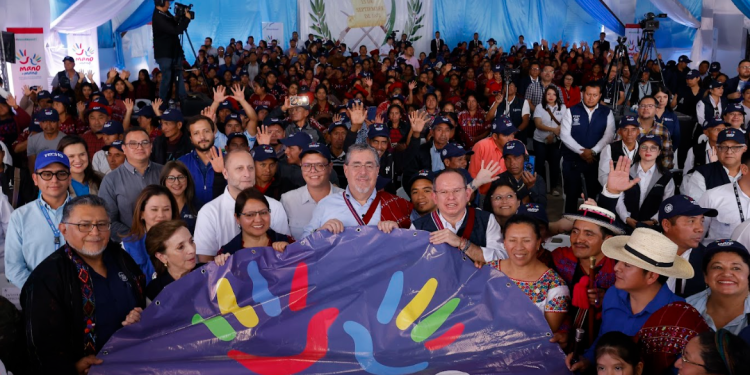 Mano a Mano es la estrategia del gobierno de Arévalo para combatir la pobreza y desnutrición en el país. / Foto: Gilber García.