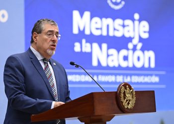 El presidente Arévalo anunció aumento salarial para los maestros.