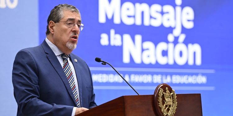 El presidente Arévalo anunció aumento salarial para los maestros.