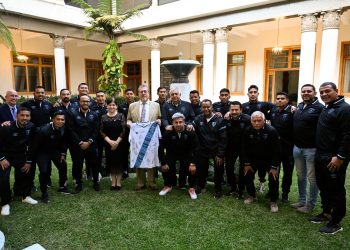 El presidente Arévalo recibió a la Selección Nacional de Fútbol Playa en Casa Presidencial.