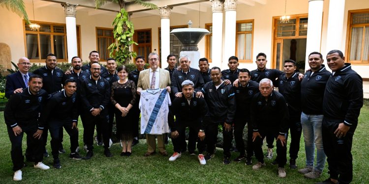 El presidente Arévalo recibió a la Selección Nacional de Fútbol Playa en Casa Presidencial.