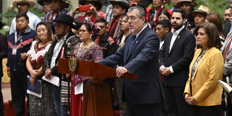 El presidente brindó conferencia de prensa junto a las Autoridades Indígenas Ancestrales.