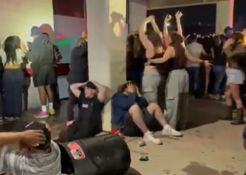 Asisten a guatemaltecos detenidos durante redada. / Foto: Captura redes sociales.