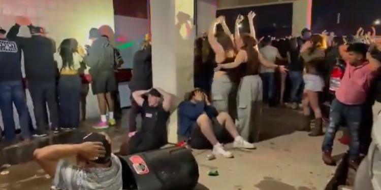 Asisten a guatemaltecos detenidos durante redada. / Foto: Captura redes sociales.