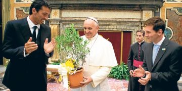 De capitán a pastor: Messi honra la memoria del Papa argentino con emotivo mensaje