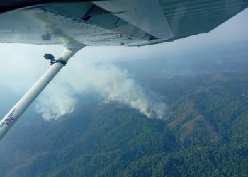 Efectúan sobrevuelo en áreas afectadas por incendios forestales en Petén
