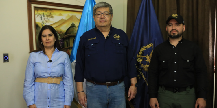 De izquierda a derecha: viceministra Claudia Palencia, ministro Francisco Jiménez y el nuevo director del Sistema Penitenciario, Luis Juárez. / Foto: Mingob.