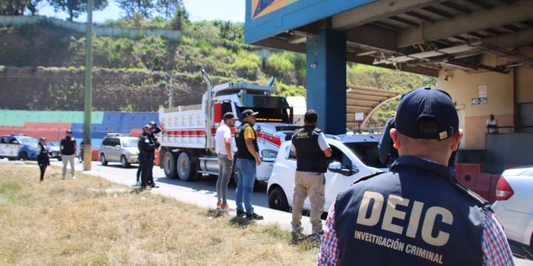 PNC lleva a cabo operativos contra taxistas pirata. / Foto: PNC.