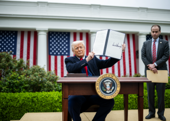 Donald Trump en la firma de imposición de aranceles. / Foto: X @WhiteHouse.