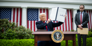 Donald Trump en la firma de imposición de aranceles. / Foto: X @WhiteHouse.