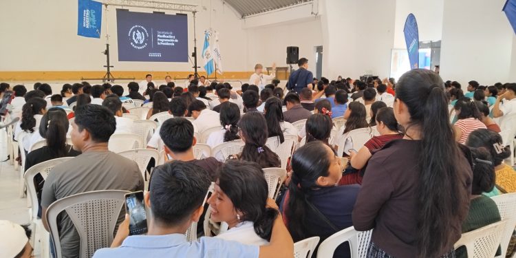 Becas por Nuestro Futuro, estrategia para acercar estudios universitarios, maestrías y programas técnicos en Quiché