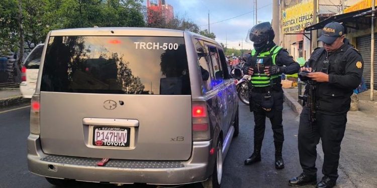 El uso de taxis no autorizados expone a los ciudadanos a múltiples riesgos. / Foto: DT-PNC