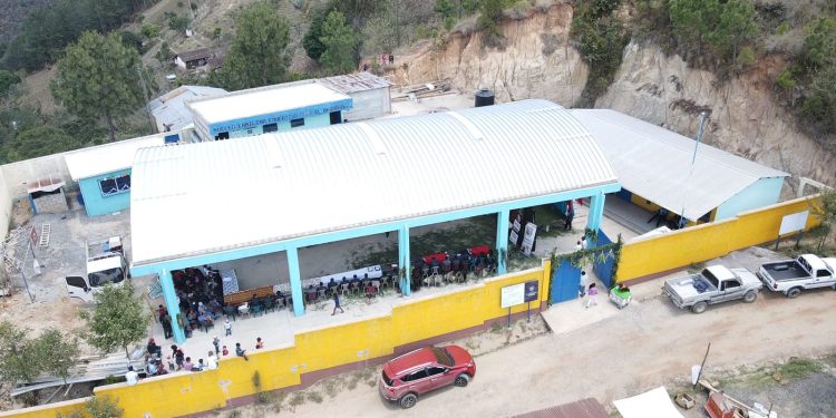Entregan mejoramiento del instituto básico en Santa María Chiquimula, Totonicapán