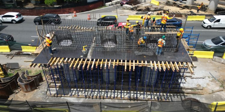 Funden vigas de cabezal para avanzar con la construcción del paso a desnivel en la calzada Roosevelt. / Foto: CIV.