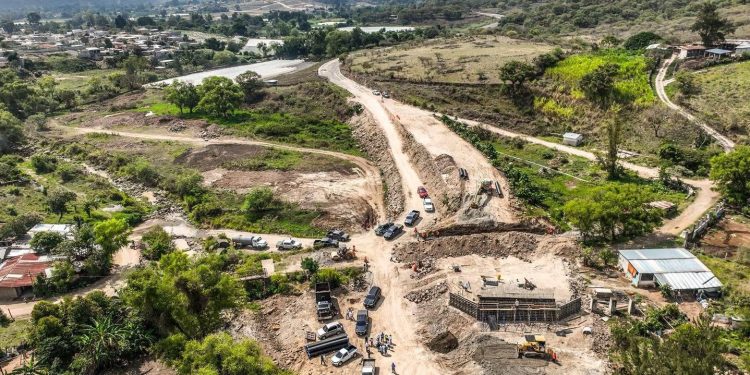 Supervisan avances de infraestructura vial en el departamento de Jalapa