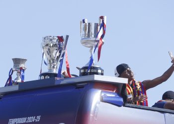 El Barcelona engalana la Ciudad Condal con el triplete doméstico