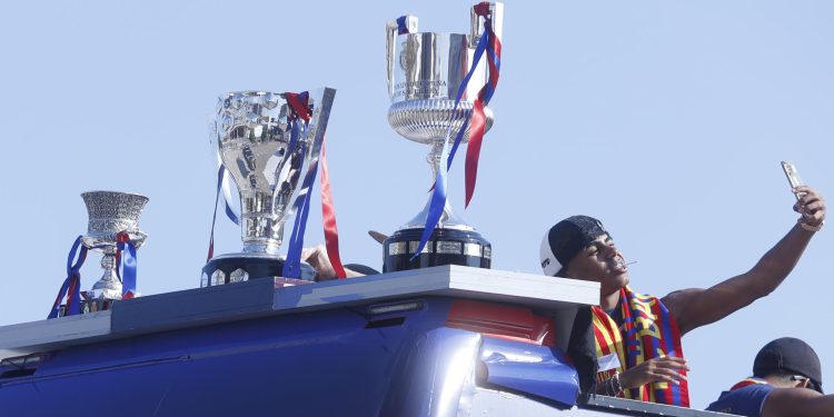 El Barcelona engalana la Ciudad Condal con el triplete doméstico