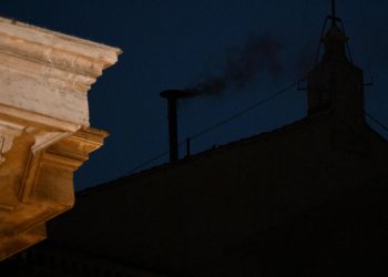 El humo negro indica que finalizó la primera votación del cónclave sin haber electo al nuevo Papa. Foto: EFE