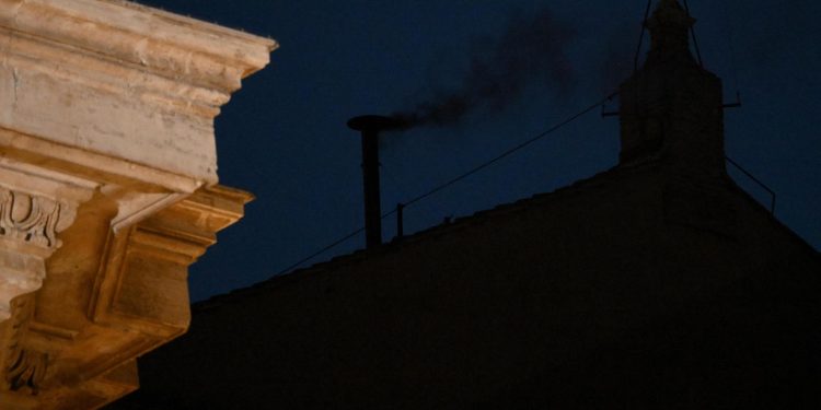 El humo negro indica que finalizó la primera votación del cónclave sin haber electo al nuevo Papa. Foto: EFE