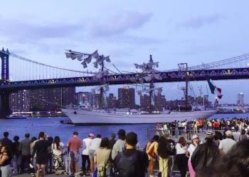 Momento de la colisión del buque de la Armada mexicana contra el puente de Brooklyn, Nueva York.