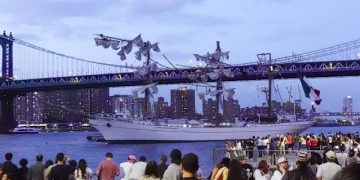 Momento de la colisión del buque de la Armada mexicana contra el puente de Brooklyn, Nueva York.