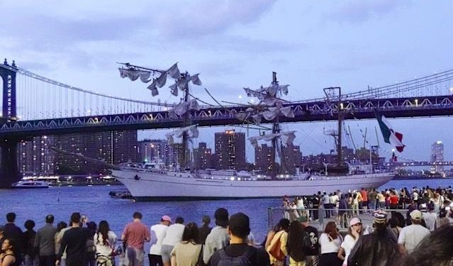 Momento de la colisión del buque de la Armada mexicana contra el puente de Brooklyn, Nueva York.