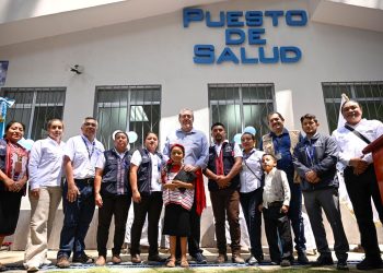 El presidente Bernardo Arévalo, junto a pobladores y autoridades durante la inauguración del Puesto de Salud de la aldea El Tzalay, San Pedro Necta, Huehuetenango.