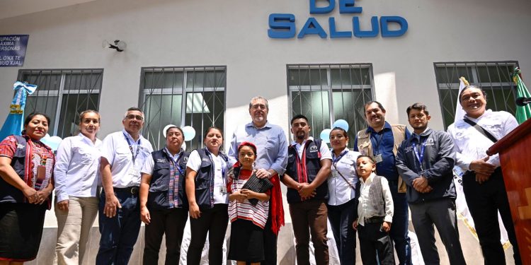 El presidente Bernardo Arévalo, junto a pobladores y autoridades durante la inauguración del Puesto de Salud de la aldea El Tzalay, San Pedro Necta, Huehuetenango.