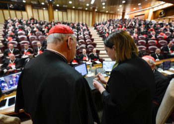 Momento en el que, frente a los cardenales, una experta anula el anillo del pescador del papa Francisco.