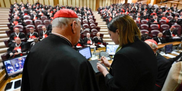 Momento en el que, frente a los cardenales, una experta anula el anillo del pescador del papa Francisco.