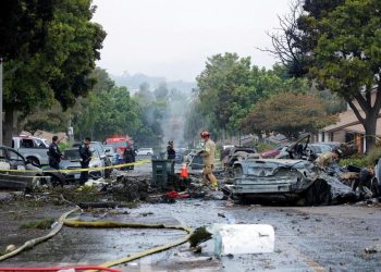 Varias viviendas resultaron dañadas al estrellarse avioneta en San Diego, California.