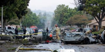 Varias viviendas resultaron dañadas al estrellarse avioneta en San Diego, California.