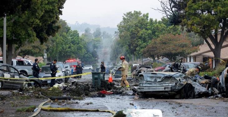 Varias viviendas resultaron dañadas al estrellarse avioneta en San Diego, California.