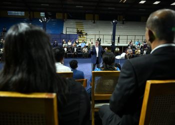 El presidente Bernardo Arévalo dijo en el Diálogo en Cobán que el combate a la corrupción es fundamental para combatir la pobreza.